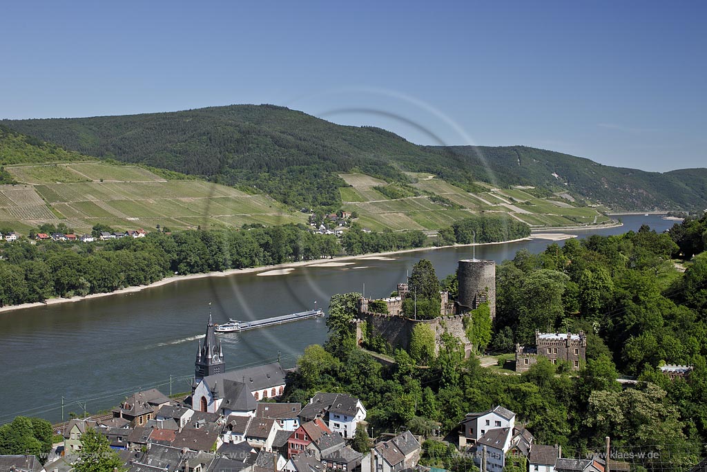 Niederheimbach, Blick auf den Ort mit der Heimburg, auch Burg Hohneck, seltener Burg Hoheneck genannt, und den Rhein; Heimbach, view to town with Rhine and castle Heimburg.