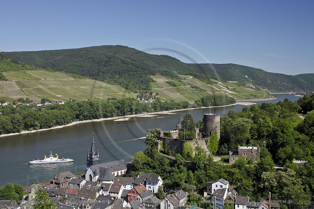 Niederheimbach, Blick auf den Ort mit der Heimburg, auch Burg Hohneck, seltener Burg Hoheneck genannt, und den Rhein; Heimbach, view to town with Rhine and castle Heimburg.