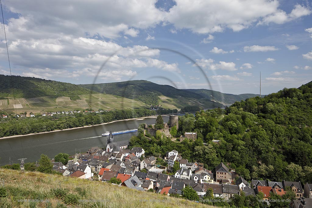 Heimbach, Blick auf den Ort mit Rhein und der Burg Heimburg, welche auch unter den Namen Honeck oder Hoheneck bekannt ist. Sie liegt oberhalb von Niederheimbach. Die kurmainzische Trutzburg wurde im Jahre 1296-1305 zum Schutz gegen die Pfalzgrafen erbaut; Heimbach, view to town with Rhine and castle Heimburg.