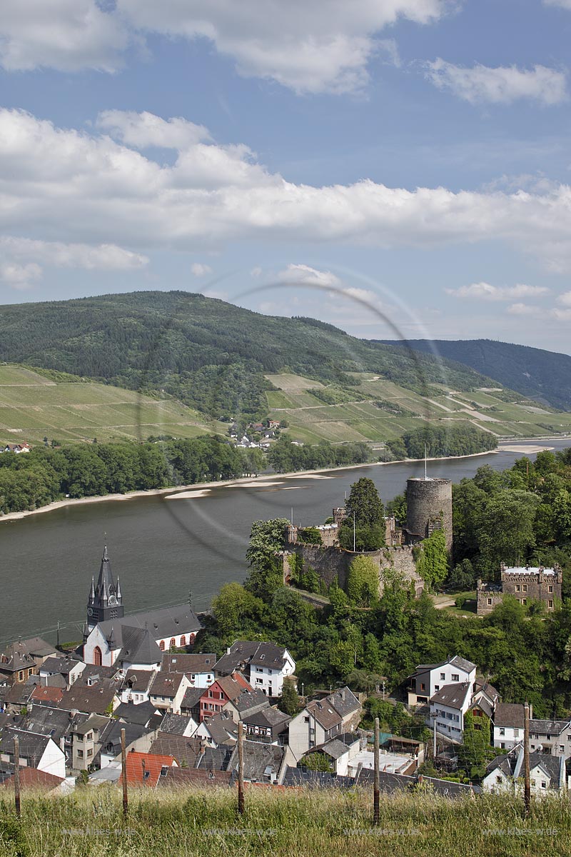 Heimbach, Blick auf den Ort mit Rhein und der Burg Heimburg, welche auch unter den Namen Honeck oder Hoheneck bekannt ist. Sie liegt oberhalb von Niederheimbach. Die kurmainzische Trutzburg wurde im Jahre 1296-1305 zum Schutz gegen die Pfalzgrafen erbaut; Heimbach, view to town with Rhine and castle Heimburg.