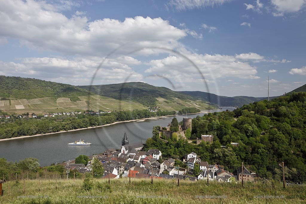 Heimbach, Blick auf den Ort mit Rhein und der Burg Heimburg, welche auch unter den Namen Honeck oder Hoheneck bekannt ist. Sie liegt oberhalb von Niederheimbach. Die kurmainzische Trutzburg wurde im Jahre 1296-1305 zum Schutz gegen die Pfalzgrafen erbaut; Heimbach, view to town with Rhine and castle Heimburg.