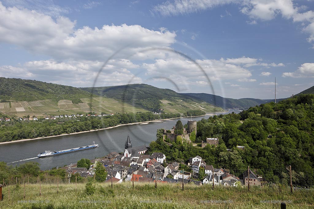 Heimbach, Blick auf den Ort mit Rhein und der Burg Heimburg, welche auch unter den Namen Honeck oder Hoheneck bekannt ist. Sie liegt oberhalb von Niederheimbach. Die kurmainzische Trutzburg wurde im Jahre 1296-1305 zum Schutz gegen die Pfalzgrafen erbaut; Heimbach, view to town with Rhine and castle Heimburg.