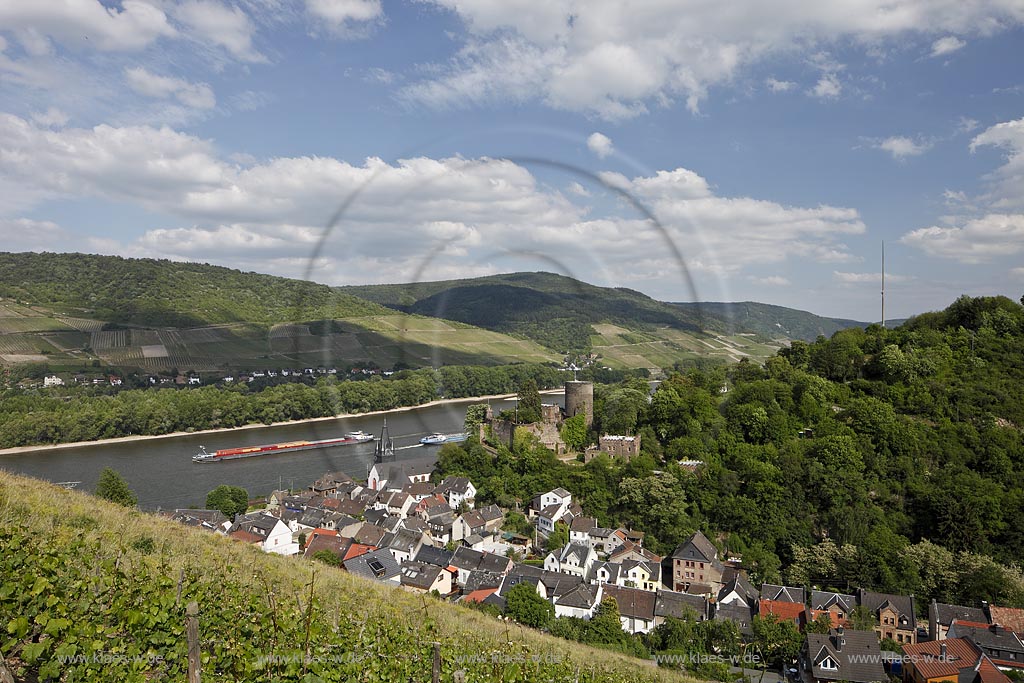 Heimbach, Blick auf den Ort mit Rhein und der Burg Heimburg, welche auch unter den Namen Honeck oder Hoheneck bekannt ist. Sie liegt oberhalb von Niederheimbach. Die kurmainzische Trutzburg wurde im Jahre 1296-1305 zum Schutz gegen die Pfalzgrafen erbaut; Heimbach, view to town with Rhine and castle Heimburg.