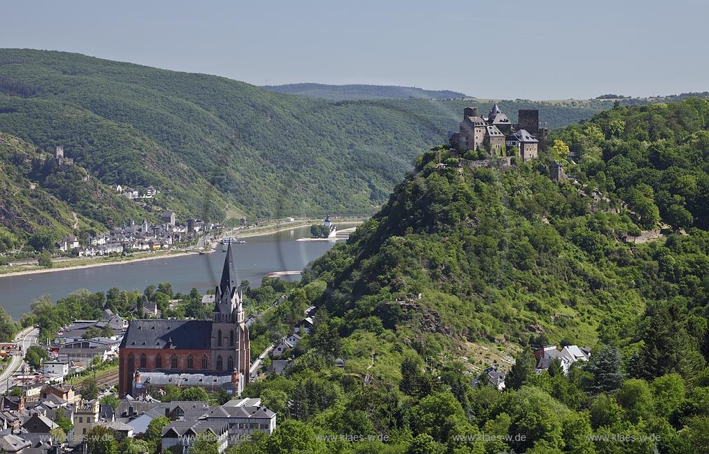 Oberwesel, Blick auf die Schoenburg, die Liebfrauenkirche und den Rheinburgenweg; Oberwesel, view to castle Schoenburg.