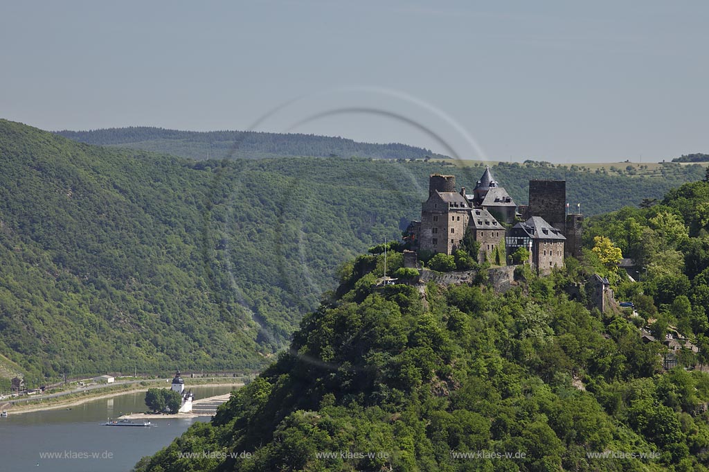 Oberwesel, Blick auf die Schoenburg und den Rhein mit Binnenschifffahrt vom Rheinburgenweg;  Oberwesel, view to castle Schoenburg.