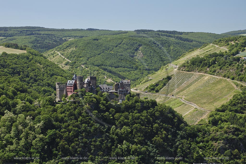 Oberwesel, Blick auf die Schoenburg vom Rheinsteig aus. Die Burg Schnburg am Rhein ist eine Rheinburg aus dem 12. Jahrhundert bei Oberwesel im Rhein-Hunsrck-Kreis in Rheinland-Pfalz;  Oberwesel, view to castle Schoenburg.