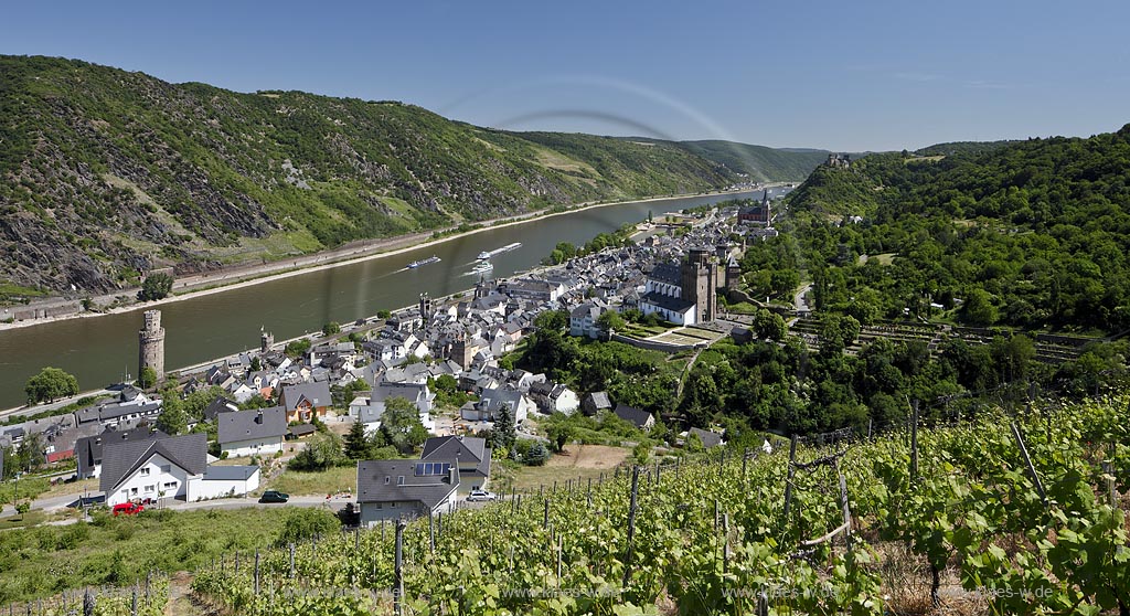 Oberwesel, Panoramablick Oberwesel mit Kirche St. Martin, Liebfrauenkirche mit Rhein und Binnenschifffrahrt. Im Hintergrund zu sehen: Kaub, Burg Gutenfels und Grafenstein bei Niedrigwasser; Oberwesel, panorama view witn Oberwesel and church St. Martin, Liebfrauenkirche with Rhine and shipping.