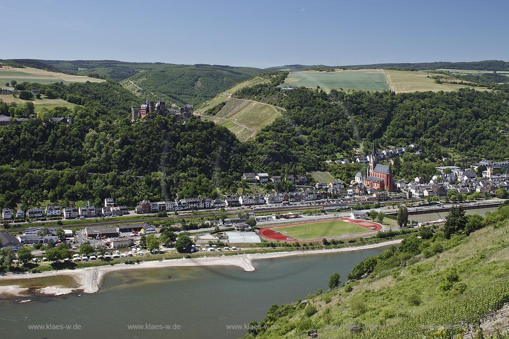 Oberwesel, Panoramablick Oberwesel mit Kirche St. Martin, Liebfrauenkirche mit Rhein und Binnenschifffrahrt. Im Hintergrund zu sehen: Kaub, Burg Gutenfels und Grafenstein bei Niedrigwasser; Oberwesel, panorama view witn Oberwesel and church St. Martin, Liebfrauenkirche with Rhine and shipping.