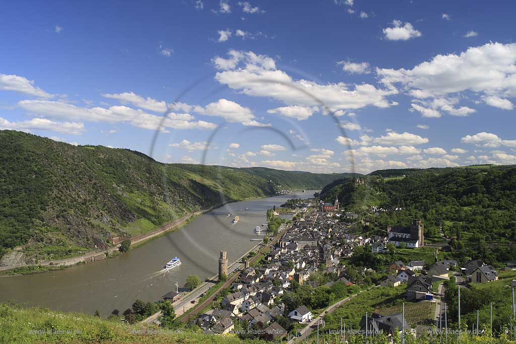 Oberwesel, Blick auf die Stadt mit Rhein, Stadtmauer, Martinskirche (vorn), Liebfrauenkirche (hinten) und Burg Schoenburg, im fernen Hintergrund Kaub mit Burg Gutenfels und Pfalzgrafenstein, die Pfalz; View to Oberwesel with Rhine river, Liebfrauen church and castle Schoenburg, in far background Kaub with castle Gutenfels and the Pfalz