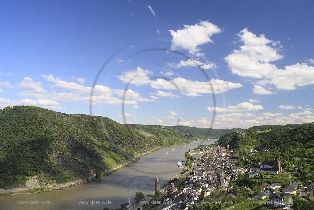 Oberwesel, Blick auf die Stadt mit Rhein, Stadtmauer, Martinskirche (vorn), Liebfrauenkirche (hinten) und Burg Schoenburg, im fernen Hintergrund Kaub mit Burg Gutenfels und Pfalzgrafenstein, die Pfalz; View to Oberwesel with Rhine river, Liebfrauen church and castle Schoenburg, in far background Kaub with castle Gutenfels and the Pfalz