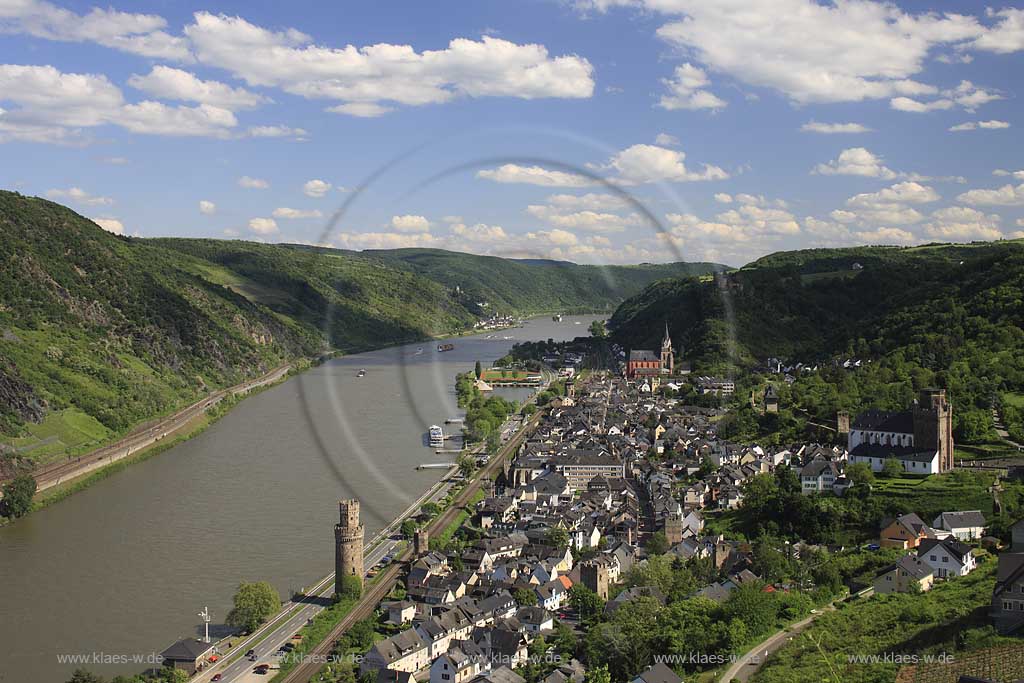 Oberwesel, Blick auf die Stadt mit Rhein, Stadtmauer, Martinskirche (vorn), Liebfrauenkirche (hinten) und Burg Schoenburg, im fernen Hintergrund Kaub mit Burg Gutenfels und Pfalzgrafenstein, die Pfalz; View to Oberwesel with Rhine river, Liebfrauen church and castle Schoenburg, in far background Kaub with castle Gutenfels and the Pfalz