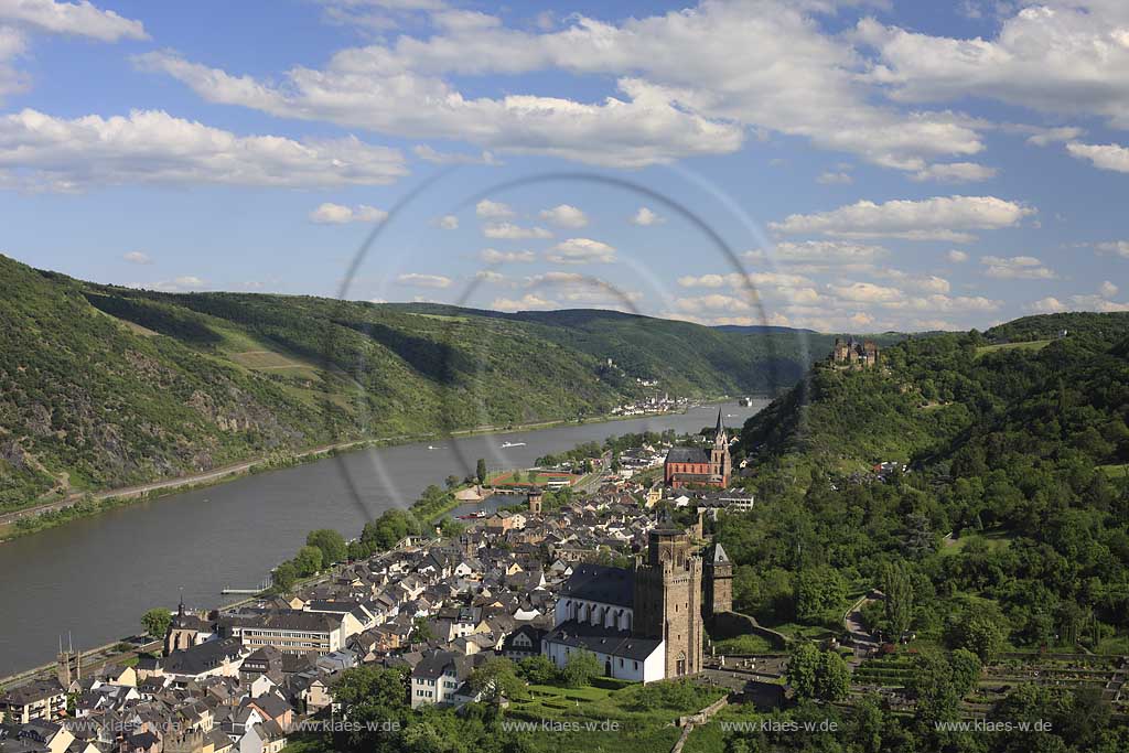 Oberwesel, Blick auf die Stadt mit Rhein, Stadtmauer, Martinskirche (vorn), Liebfrauenkirche (hinten) und Burg Schoenburg, im fernen Hintergrund Kaub mit Burg Gutenfels und Pfalzgrafenstein, die Pfalz; View to Oberwesel with Rhine river, Liebfrauen church and castle Schoenburg, in far background Kaub with castle Gutenfels and the Pfalz