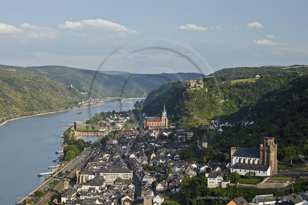 Oberwesel, Panoramablick mit Weinberg auf Oberwesel mit Kirche St. Martin, Liebfrauenkirche mit Rhein und Binnenschifffrahrt. Im Hintergrund zu sehen: Kaub, Burg Gutenfels und Grafenstein bei Niedrigwasser;  Oberwesel,  panorama-view with wineyard to Oberwesel with church St. Martin, Liebfrauenkirche and Rhine with shipping.