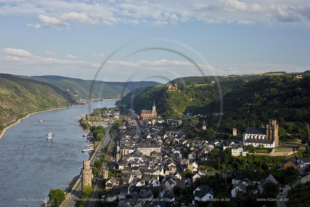 Oberwesel, Panoramablick mit Weinberg auf Oberwesel mit Kirche St. Martin, Liebfrauenkirche mit Rhein und Binnenschifffrahrt. Im Hintergrund zu sehen: Kaub, Burg Gutenfels und Grafenstein bei Niedrigwasser;  Oberwesel,  panorama-view with wineyard to Oberwesel with church St. Martin, Liebfrauenkirche and Rhine with shipping.