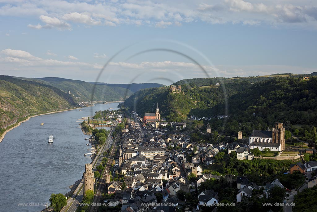 Oberwesel, Panoramablick mit Weinberg auf Oberwesel mit Kirche St. Martin, Liebfrauenkirche mit Rhein und Binnenschifffrahrt. Im Hintergrund zu sehen: Kaub, Burg Gutenfels und Grafenstein bei Niedrigwasser;  Oberwesel,  panorama-view with wineyard to Oberwesel with church St. Martin, Liebfrauenkirche and Rhine with shipping.