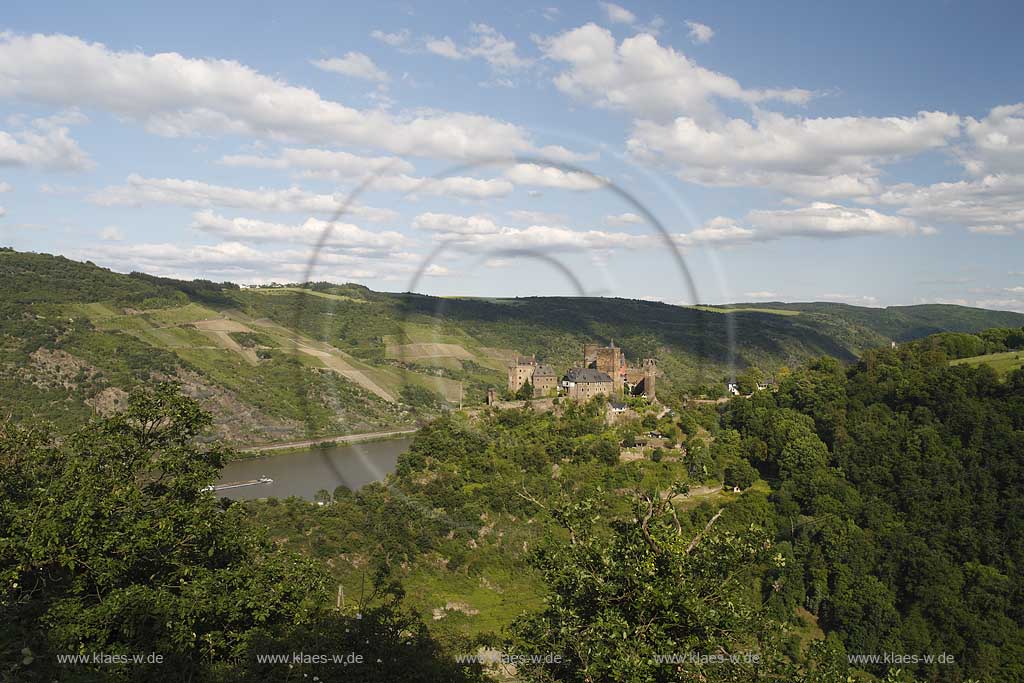 Oberwesel, Blick zur Schoenburg mit Rhein; View to castle Schoenburg with Rhine river