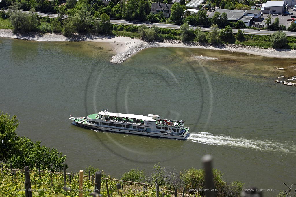 Oberwesel, Blick vom Rheinsteig auf den Rhein mit Personenschiff der KD-Rheinschifffahrt; Oberwesel, view from Rheinsteig to Rhine with a ship of KD-Rheinschifffahrt.