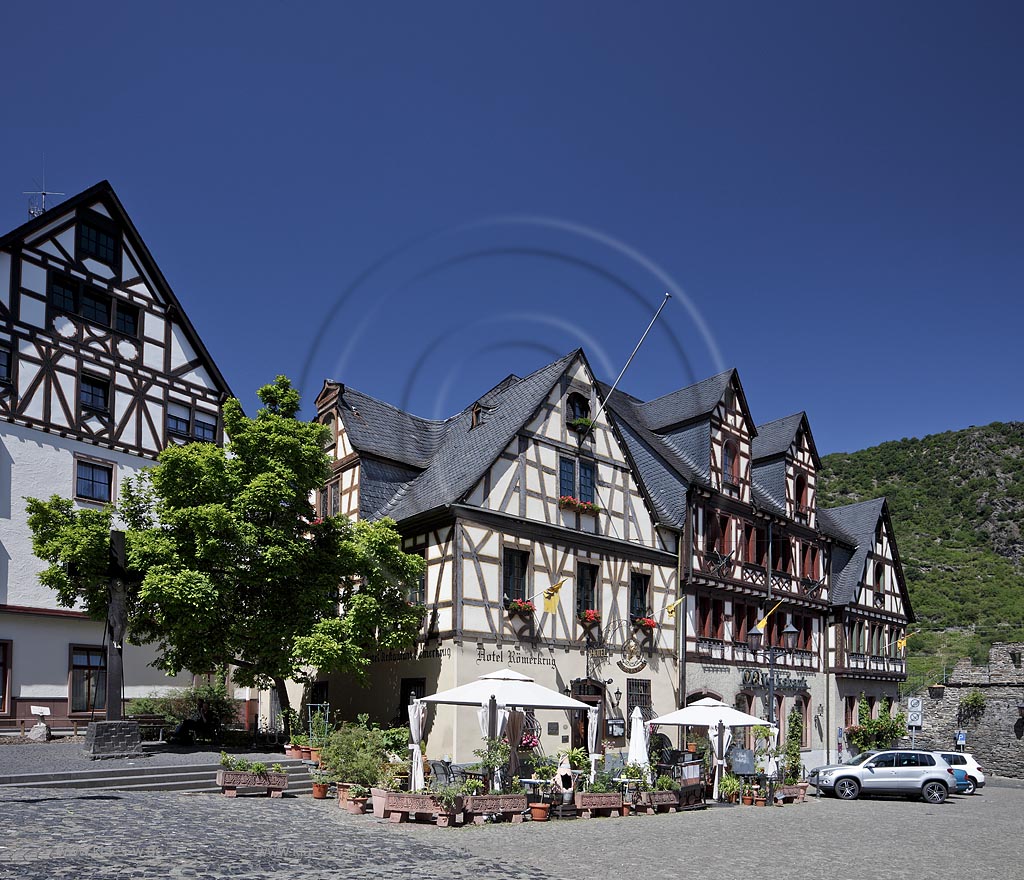 Oberwesel, Marktplatz mit Hotel Roemerkrug. Ein Fachwerkhaus aus dem Jahre 1458 beherbergt dieses familiengefhrte Hotel in Oberwesel mit seinen eleganten Zimmern; Oberwesel, market place with hotel Roemerkrug.