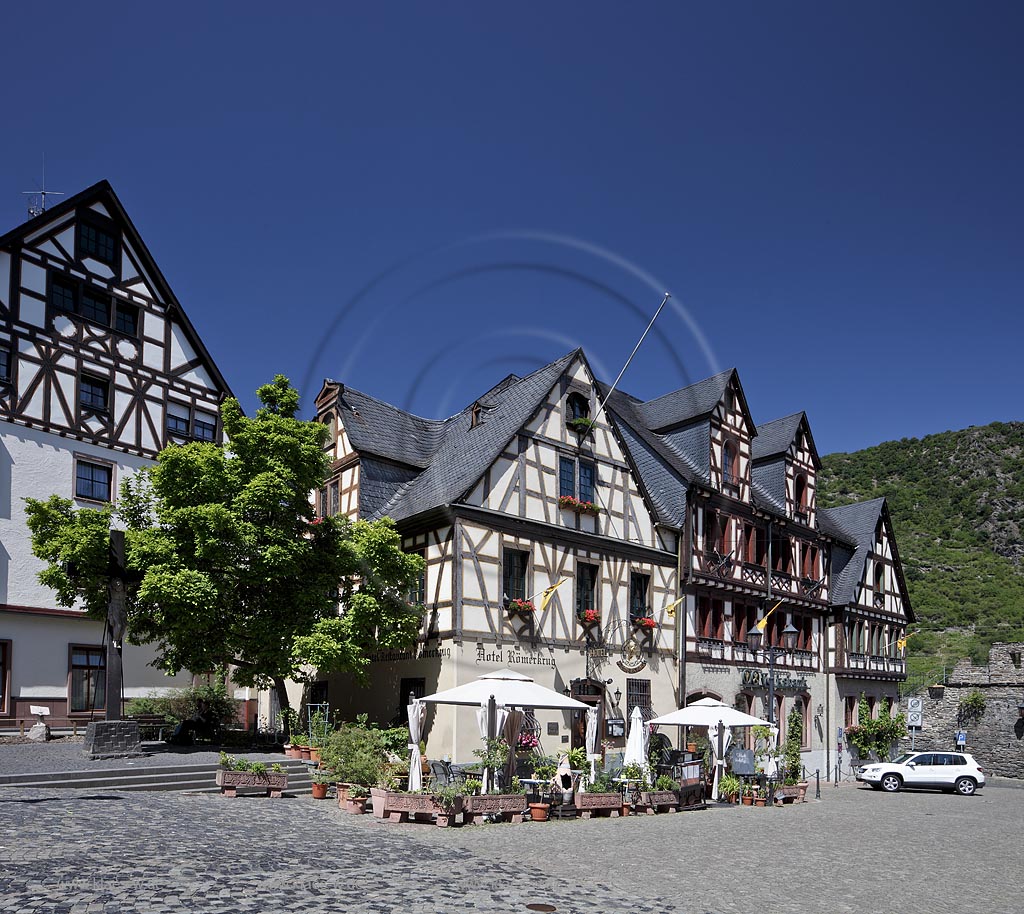 Oberwesel, Marktplatz mit Hotel Roemerkrug. Ein Fachwerkhaus aus dem Jahre 1458 beherbergt dieses familiengefhrte Hotel in Oberwesel mit seinen eleganten Zimmern; Oberwesel, market place with hotel Roemerkrug.