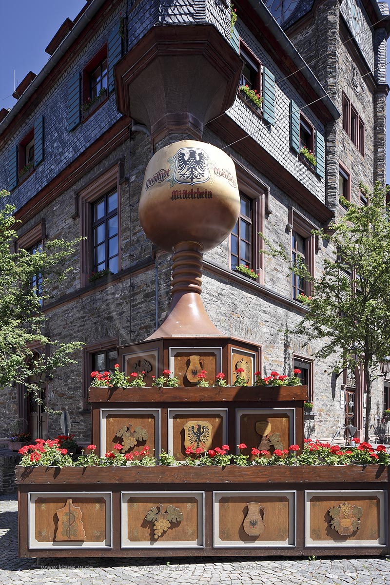 Oberwesel, Marktplatz mit Weinkelch vor dem Rathaus der Weinstadt Oberwesel, Wahrzeichen; Oberwesel, market place with wine cup forward the city hall.