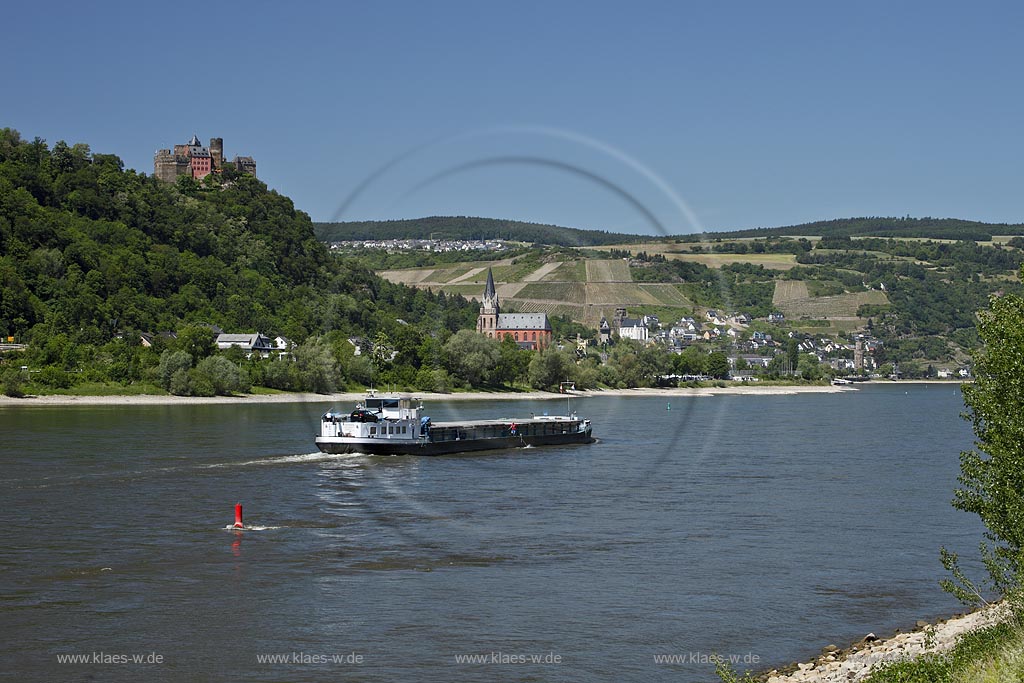 Oberwesel, Schoenburg, Liebfrauenkirche und Rhein mit Binnenschifffahrt. Die Liebfrauenkirche in Oberwesel ist ein gotischer Sakralbau am Mittelrhein; Oberwesel, Schoenburg, Liebfrauenkirche and Rhine with shipping.