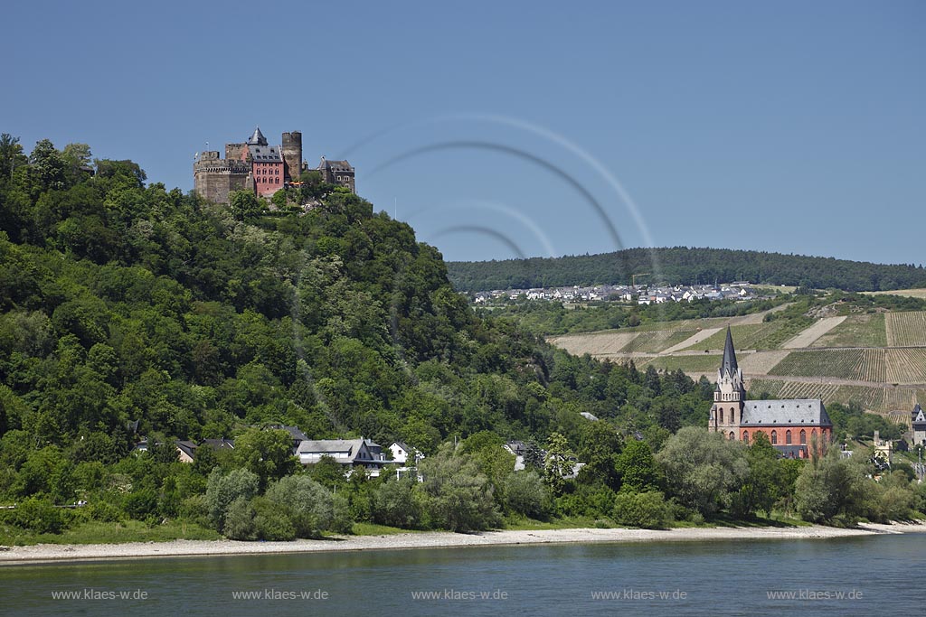 Oberwesel mit Schoenburg, Liebfrauenkirche und Rhein mit Binnenschifffahrt bei Niedrigwasser; Oberwesel with Schoenburg, Liebfrauenkirche and Rhine with low water.