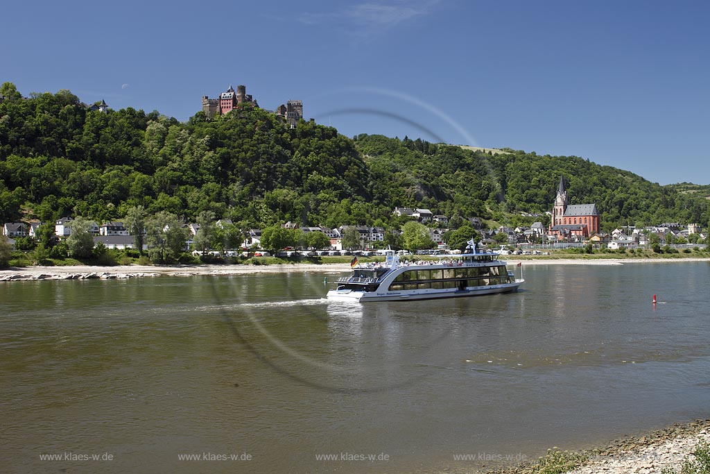 Oberwesel, Schoenburg, Liebfrauenkirche und Rhein mit Binnenschifffahrt. Die Liebfrauenkirche in Oberwesel ist ein gotischer Sakralbau am Mittelrhein; Oberwesel, Schoenburg, Liebfrauenkirche and Rhine with shipping.