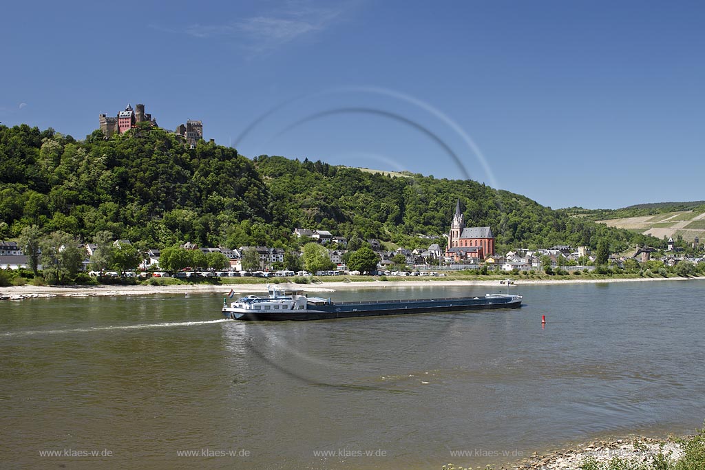 Oberwesel, Schoenburg, Liebfrauenkirche und Rhein mit Binnenschifffahrt. Die Liebfrauenkirche in Oberwesel ist ein gotischer Sakralbau am Mittelrhein; Oberwesel, Schoenburg, Liebfrauenkirche and Rhine with shipping.