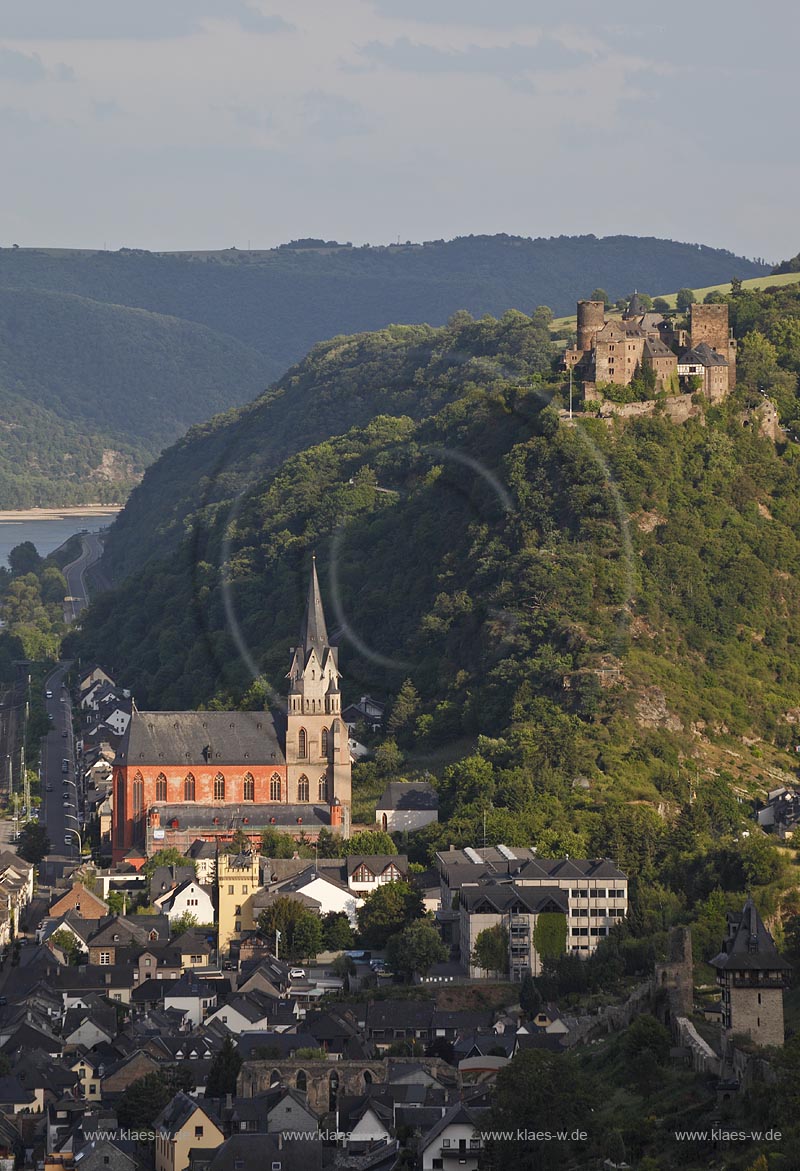 Oberwesel, Schoenburg und Liebfrauenkirche. Die Liebfrauenkirche in Oberwesel ist ein gotischer Sakralbau am Mittelrhein; Oberwesel, Schoenburg and Liebfrauenkirche.