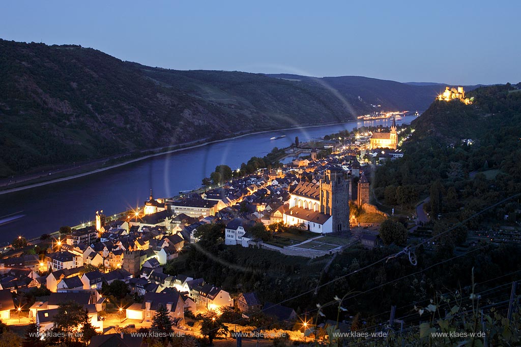 Oberwesel, Stadtpanorama und Rhein zur blauen Stunde; Oberwesel, panorama view from town with Rhine at gloaming.