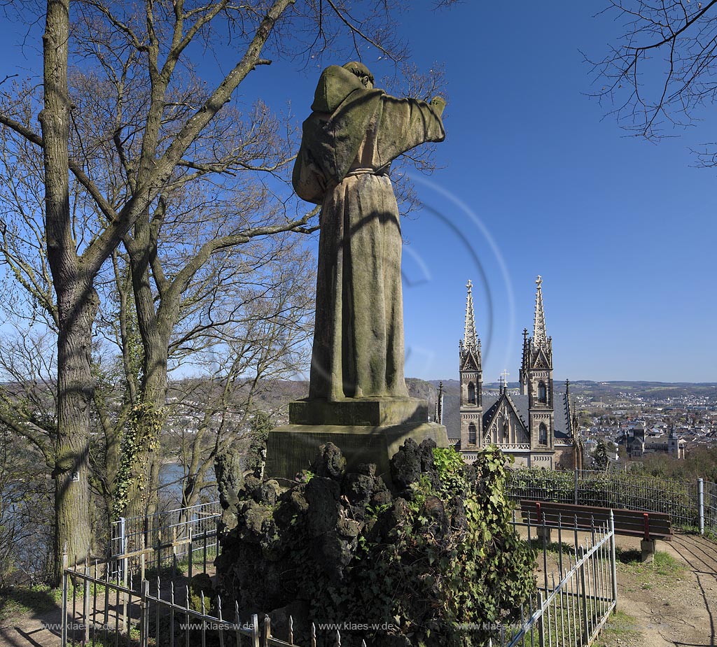 Remagen Apollinarisberg, die segnende Franziskustatue ist ein Symbol fr die Verbundenheit der Stadt Remagen mit dem Apollinarisberg und den Franziskanern, die rund 150 Jahre hier seelsorglich taetig waren. Im Jahr 1886 wurde die ueberlebensgross 3,8 meter hohe Statue auf den Anhoehe oberhalb der Apollinariskirche eingeweiht werden. Der Koelner Kuenstler Joseph Albermann hatte sie gestalte, Rueckseite, Rueckansicht von hinten mit Blick auf die Apollinariskirche im Fruehlungt Remagen sculture of Franziskus at the Apollinarisberg in springtime, rear side