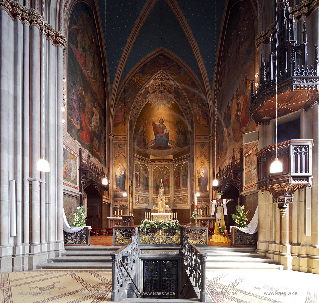 Remagen Apollinariskirche Innenansicht mit Blick zum Altar, Altarapsis; Remagen Apollinaris church internal with view to the altar