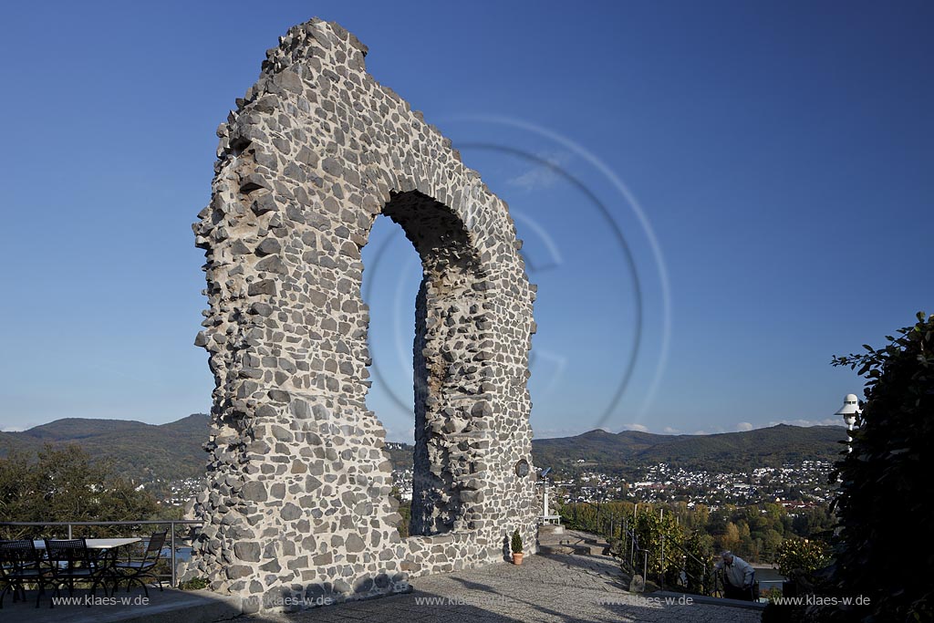 Remagen-Rolandswerth, Rolandsbogen. Die Burg Rolandseck im Remagener Ortsbezirk Rolandswerth ist eine Hoehenburg am Rhein. Die Burg wurde 1122  erbau und 1475 im Burgundischen Krieg zerstoert und zur Ruine. Diese stuerzte 1673 bei einem Erdbeben bis auf ein letztes Burgfenster, den sogenannten Rolandsbogen, ein. Im Hintergrund das Siebengebirge; Remagen-Rolandswert, ruin castle Rolandseck, Rolandsbogen, ruin of window. In the backgrund the Siebengebirge.