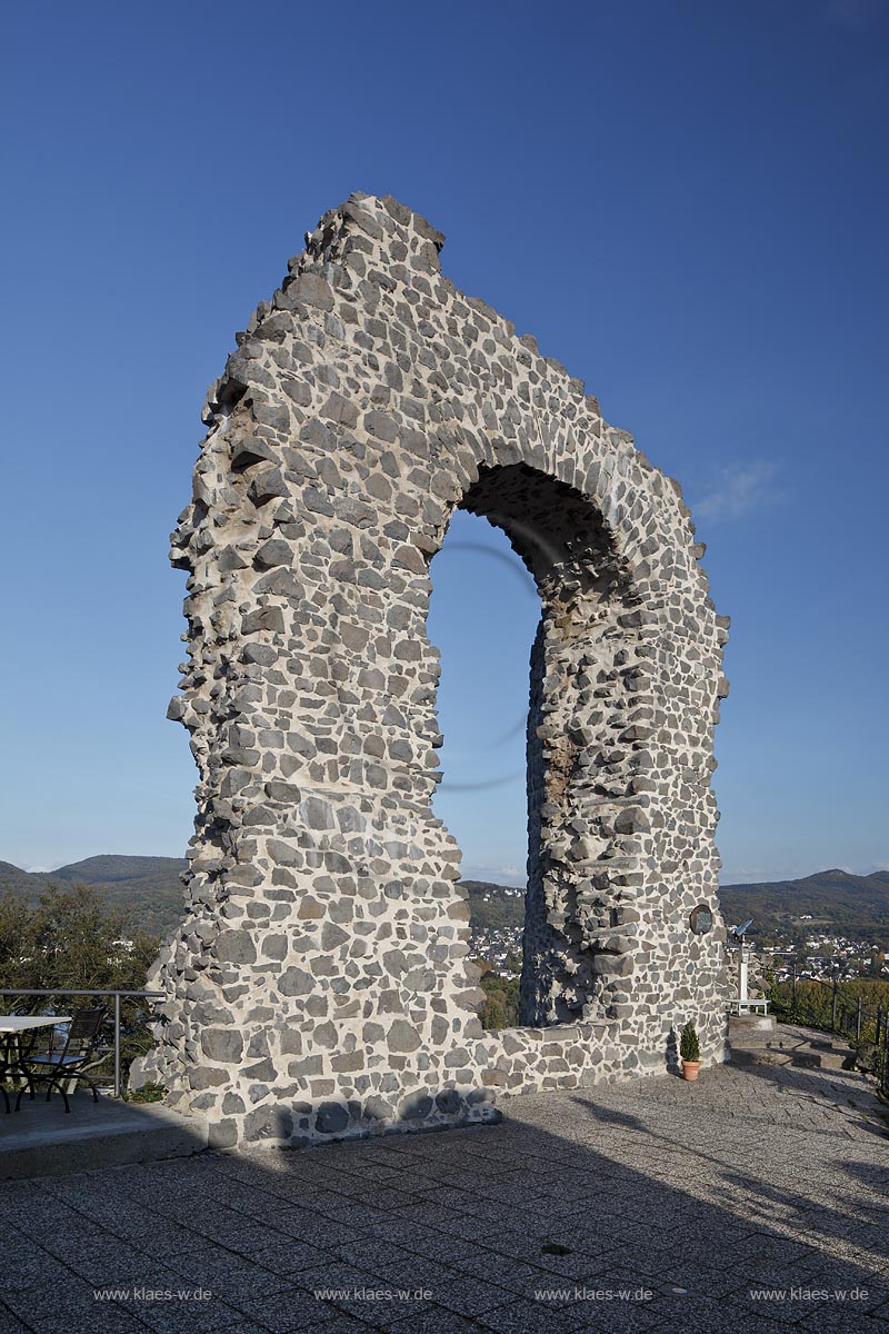 Remagen-Rolandswerth, Rolandsbogen. Die Burg Rolandseck im Remagener Ortsbezirk Rolandswerth ist eine Hoehenburg am Rhein. Die Burg wurde 1122  erbau und 1475 im Burgundischen Krieg zerstoert und zur Ruine. Diese stuerzte 1673 bei einem Erdbeben bis auf ein letztes Burgfenster, den sogenannten Rolandsbogen, ein. Im Hintergrund das Siebengebirge; Remagen-Rolandswert, ruin castle Rolandseck, Rolandsbogen, ruin of window. In the backgrund the Siebengebirge.