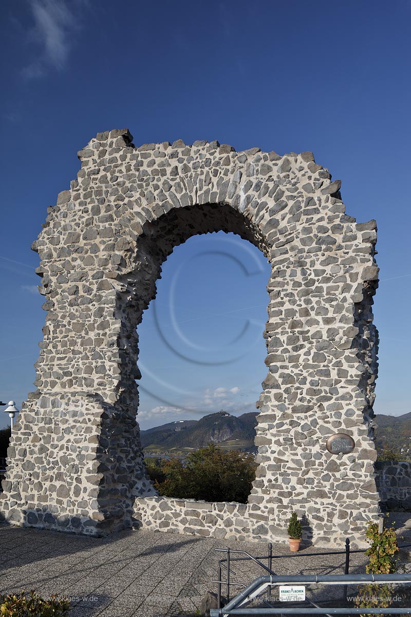 Remagen-Rolandswerth, Rolandsbogen. Die Burg Rolandseck im Remagener Ortsbezirk Rolandswerth ist eine Hoehenburg am Rhein. Die Burg wurde 1122  erbau und 1475 im Burgundischen Krieg zerstoert und zur Ruine. Diese stuerzte 1673 bei einem Erdbeben bis auf ein letztes Burgfenster, den sogenannten Rolandsbogen, ein. Im Hintergrund das Siebengebirge; Remagen-Rolandswert, ruin castle Rolandseck, Rolandsbogen, ruin of window. In the backgrund the Siebengebirge.