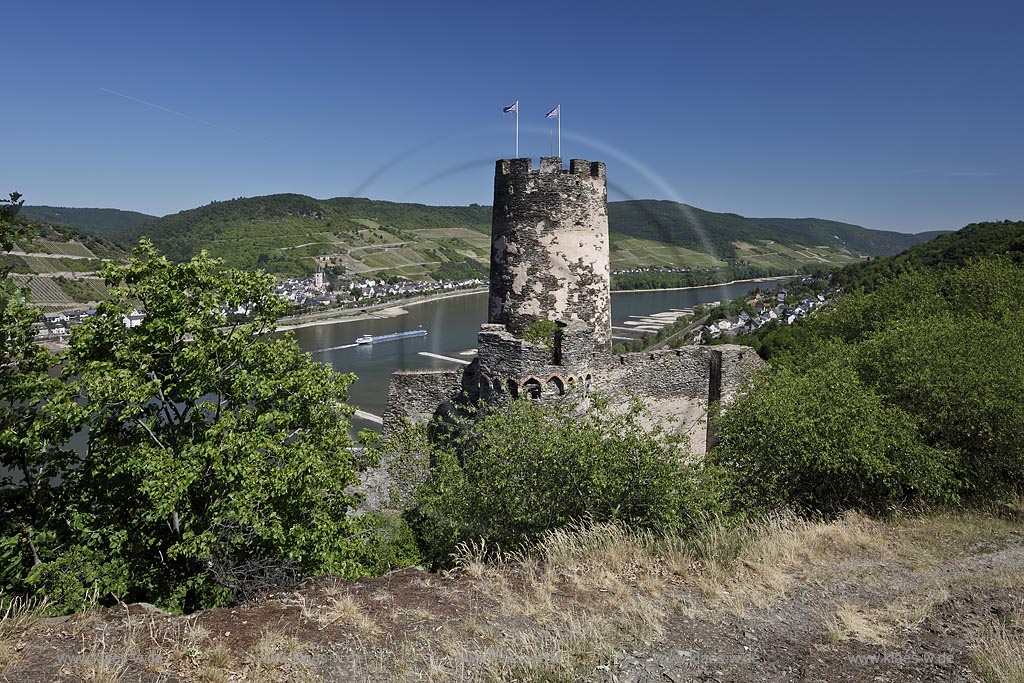 Rheindiebach, Blick zur Ruine Fuerstenberg und zum Rhein mit Binnenschifffahrt; Rheindiebach, view to sovereign castle and to the Rhine with shipping.