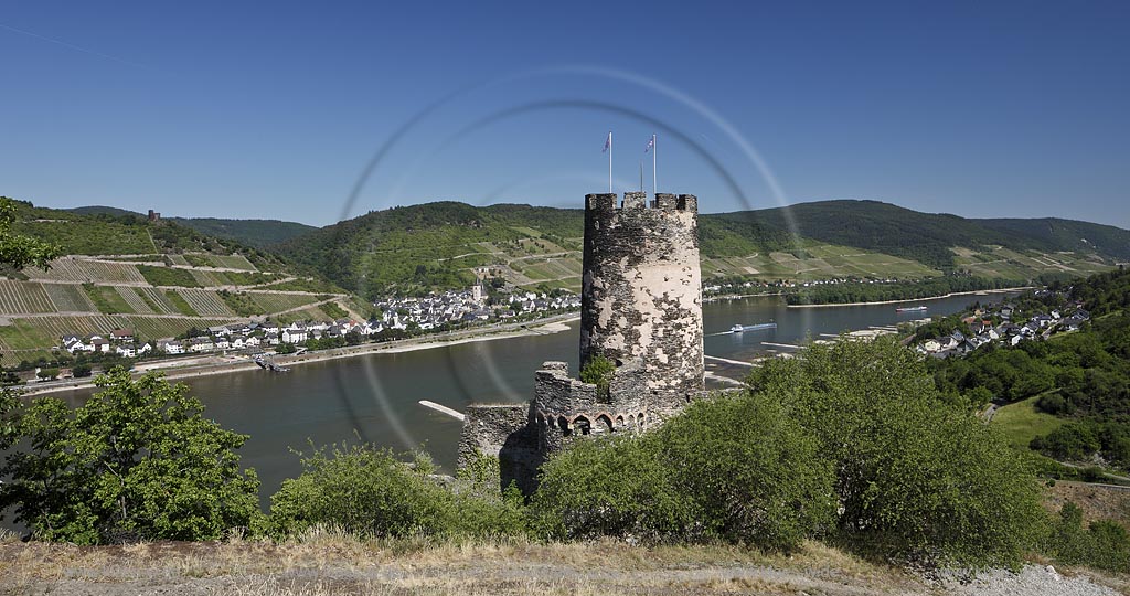 Rheindiebach, Blick zur Ruine Fuerstenberg und zum Rhein mit Binnenschifffahrt; Rheindiebach, view to sovereign castle and to the Rhine with shipping.