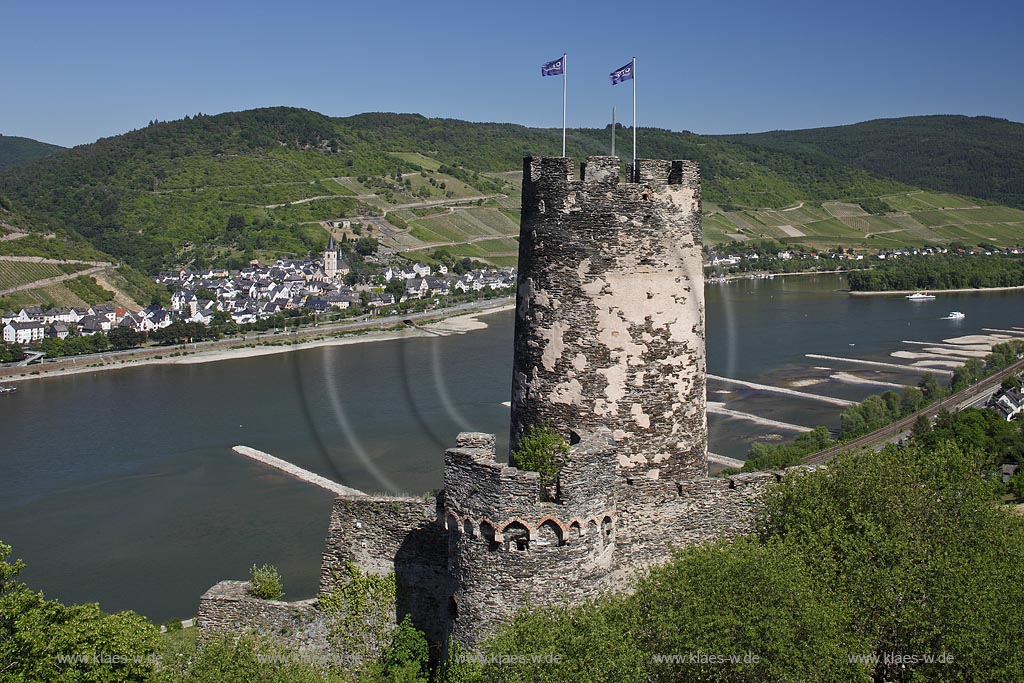 Rheindiebach, Blick zur Ruine Fuerstenberg und zum Rhein mit Binnenschifffahrt; Rheindiebach, view to sovereign castle and to the Rhine with shipping.