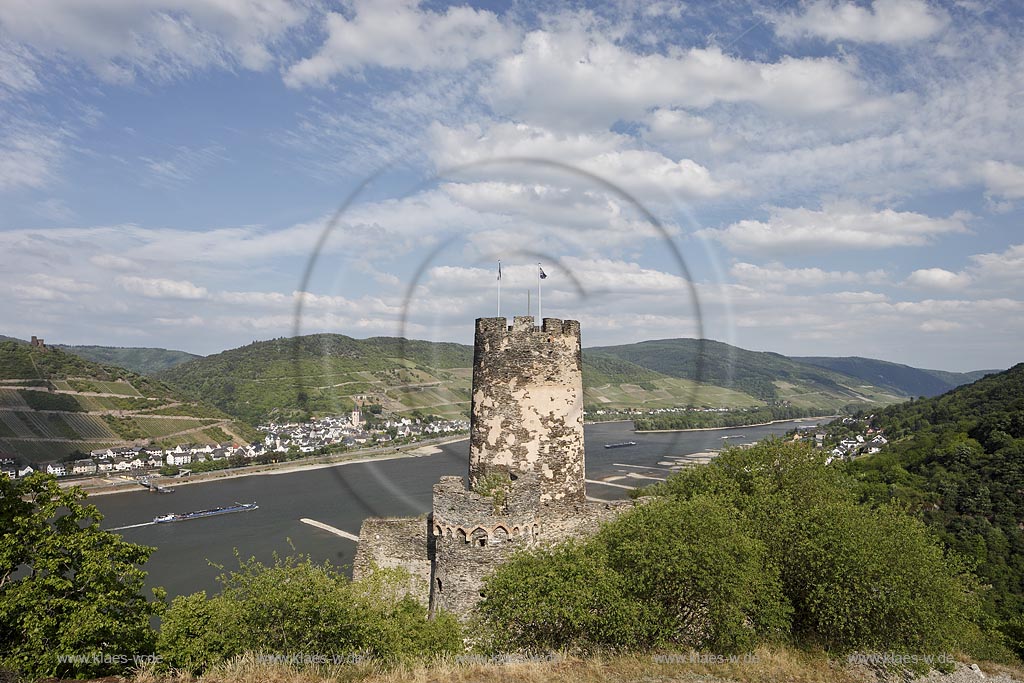 Rheindiebach, Blick zur Ruine Fuerstenberg und zum Rhein mit Binnenschifffahrt;Rheindiebach, view to sovereign castle and to the Rhine with shipping.