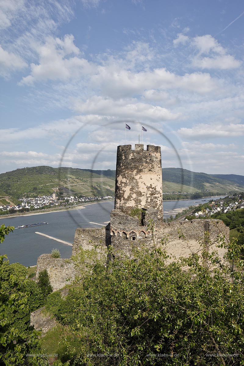 Rheindiebach, Blick zur Ruine Fuerstenberg und zum Rhein mit Binnenschifffahrt;Rheindiebach, view to sovereign castle and to the Rhine with shipping.