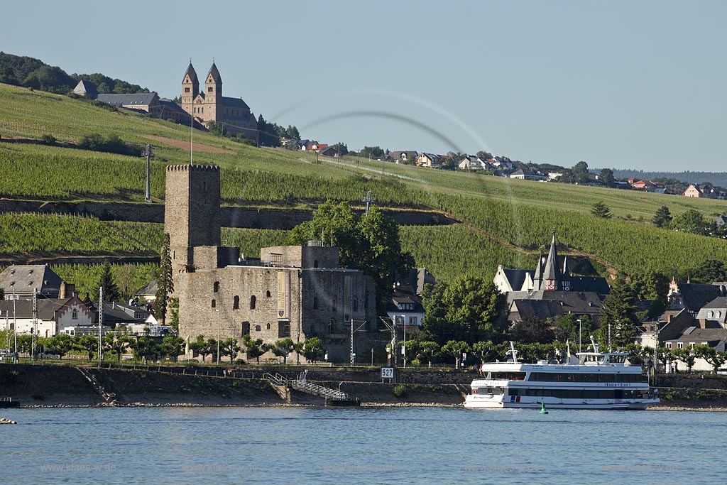 Ruedesheim, Broemserburg und Benediktinerinnenabtei St. Hildegard am Rhein mit Personenschifffahrt; Die Brmserburg (auch Niederburg genannt) liegt in Rdesheim am Rhein im Rheingau-Taunus-Kreis in Hessen in der Nhe des Rheinufers. Sie gehrt in ihren Ursprngen wohl zu den ersten festen Burgen im UNESCO-Welterbe Oberes Mittelrheintal; Die Abtei steht kirchenrechtlich in der Nachfolge des 750 Meter sdlich innerhalb des Ortes gelegenen[1] und 1165 von der heiligen Hildegard von Bingen gegrndeten Klster Rupertsberg und Eibingen. Das Kloster Eibingen wurde im Zuge der Skularisation 1803 aufgehoben; Ruedeshei, Broemserburg and abbey St. Hildegard on Rhine.