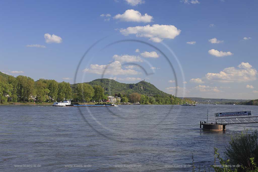 Bonn, Blick ueber den Rhein zum Siebengebirge mit Drachenburg, Drachenfels, Schlepper, Flussfaehre und Anlegestelle der weissen Flotte Siebengebirgs-Linie; View over rhine river with Siebengebirge, castle Drachenburg, ruine Drachenfels, towboat and ferry boat