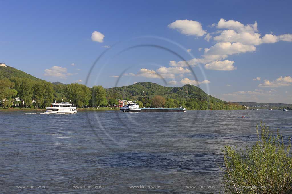 Bonn, Blick ueber den Rhein zum Siebengebirge mit Drachenburg, Drachenfels, Fahrgastschiff weisse Flotte Siebengebirge, Schlepper, zweier Kanu; View over rhine river with Siebengebirge, castle Drachenburg, ruine Drachenfels, passanger boat and towboat