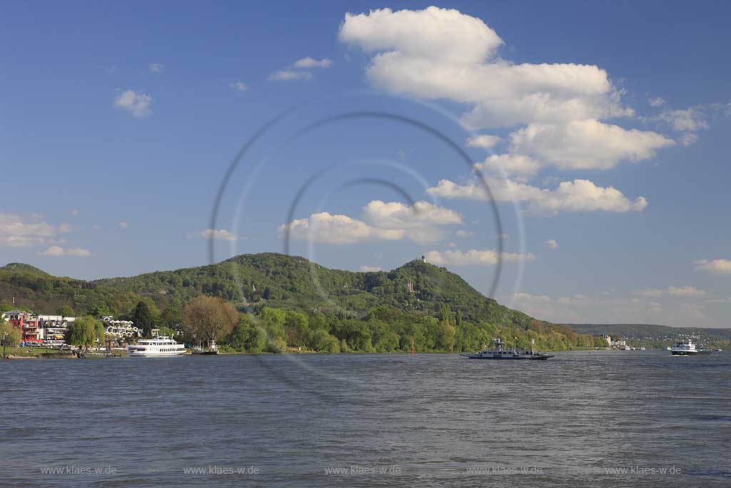 Bonn, Blick ueber den Rhein zum Siebengebirge mit Drachenburg, Drachenfels, Fahrgastschiff weisse Flotte Siebengebirge, Schlepper, Flussfaehre; View over rhine river with Siebengebirge, castle Drachenburg, ruine Drachenfels, passanger boat and ferry boat