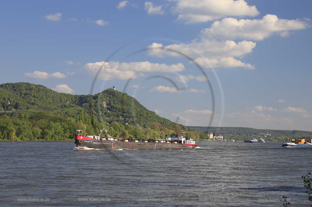 Bonn, Blick ueber den Rhein zum Siebengebirge mit Drachenburg, Drachenfels, Schlepper, Containerschiff; View over rhine river with Siebengebirge, castle Drachenburg, ruine Drachenfels, towboat