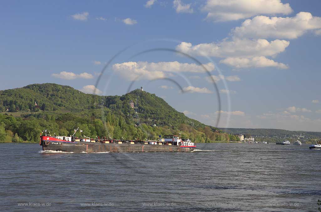 Bonn, Blick ueber den Rhein zum Siebengebirge mit Drachenburg, Drachenfels, Schlepper, Containerschiff; View over rhine river with Siebengebirge, castle Drachenburg, ruine Drachenfels, towboat