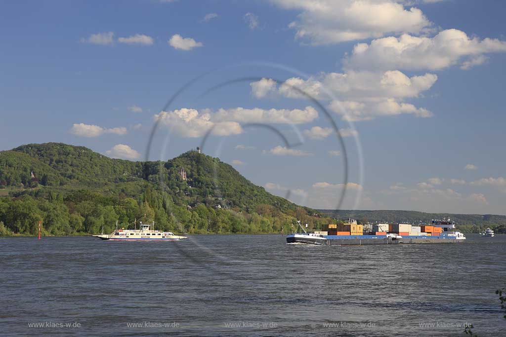 Bonn, Blick ueber den Rhein zum Siebengebirge mit Drachenburg, Drachenfels, Schlepper, Flussfaehre; View over rhine river with Siebengebirge, castle Drachenburg, ruine Drachenfels, ferry boat and towboat