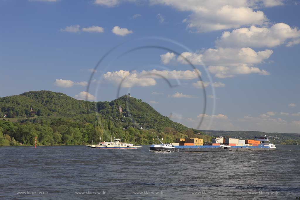 Bonn, Blick ueber den Rhein zum Siebengebirge mit Drachenburg, Drachenfels, Schlepper, Flussfaehre; View over rhine river with Siebengebirge, castle Drachenburg, ruine Drachenfels, ferry boat and towboat