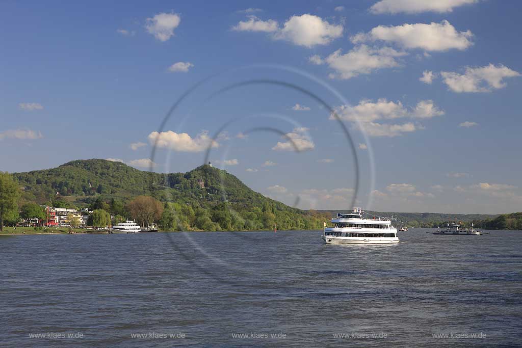 Bonn, Blick ueber den Rhein zum Siebengebirge mit Drachenburg, Drachenfels, Fahrgastschiffe weisse Flotte Siebengebirge und Beethoven, Flussfaehre; View over rhine river with Siebengebirge, castle Drachenburg, ruine Drachenfels, passenger boat and ferry boat