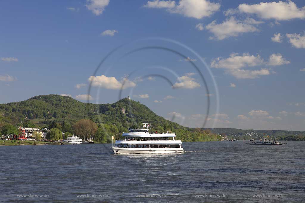 Bonn, Blick ueber den Rhein zum Siebengebirge mit Drachenburg, Drachenfels, Fahrgastschiffe weisse Flotte Siebengebirge und Beethoven, Flussfaehre; View over rhine river with Siebengebirge, castle Drachenburg, ruine Drachenfels, passenger boat and ferry boat